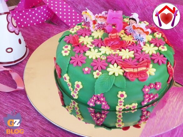 Torta di compleanno alla vaniglia con farcia al cioccolato