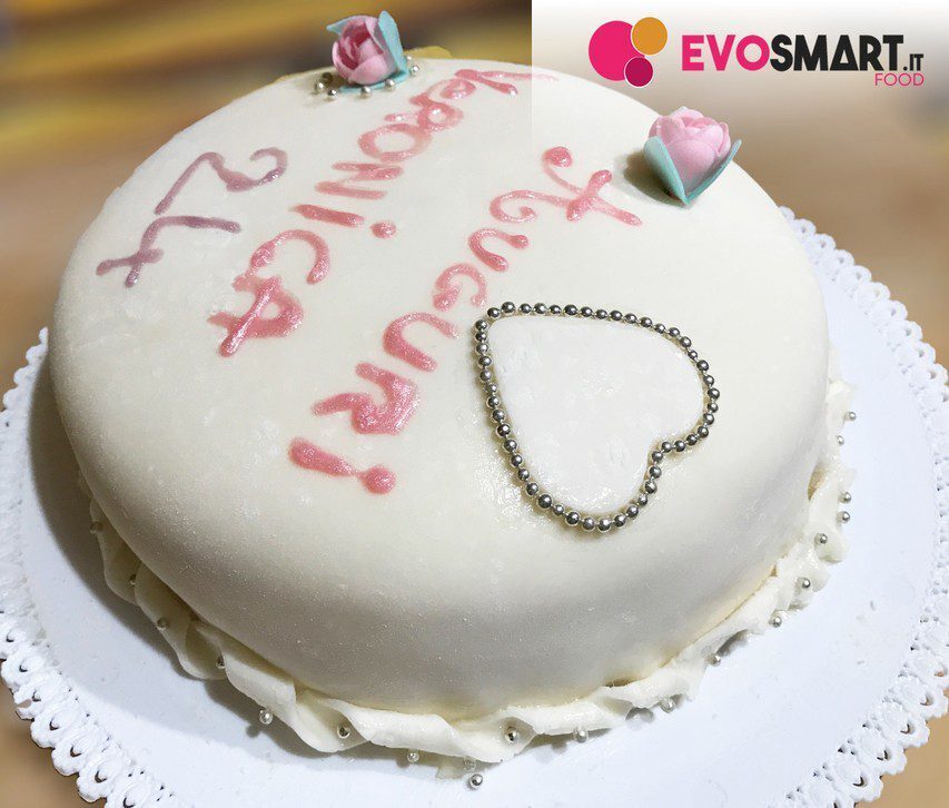 Torta di compleanno con pasta di zucchero