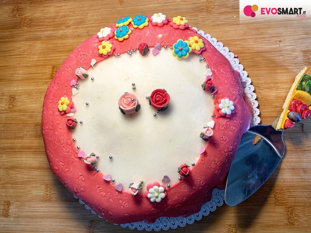 Torta di compleanno con pasta di zucchero