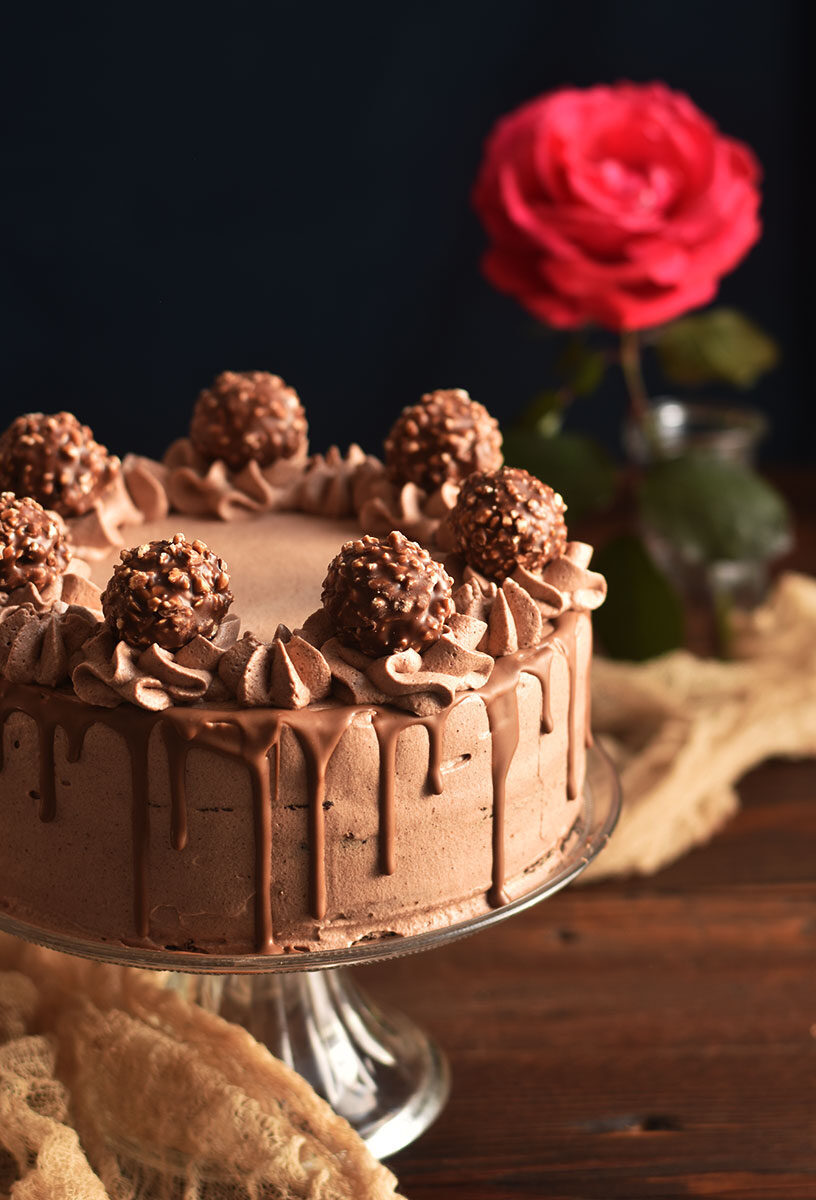 Torta di compleanno decorata con rocher