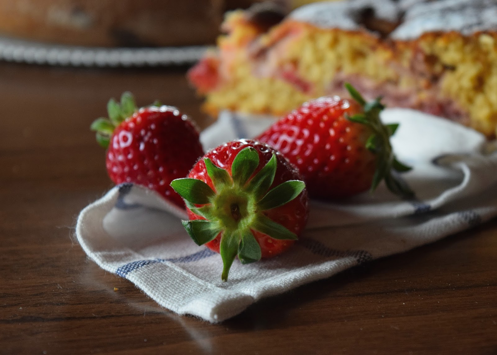 Torta di farro alle fragole, cocco e lemon curd