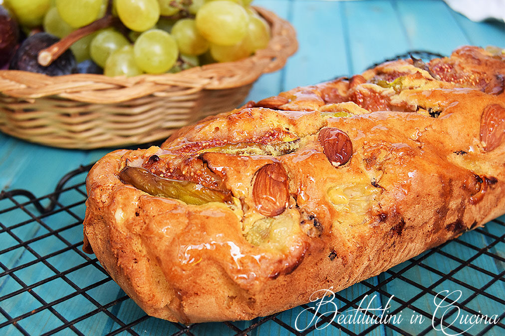 Torta di fichi, uva e mandorle