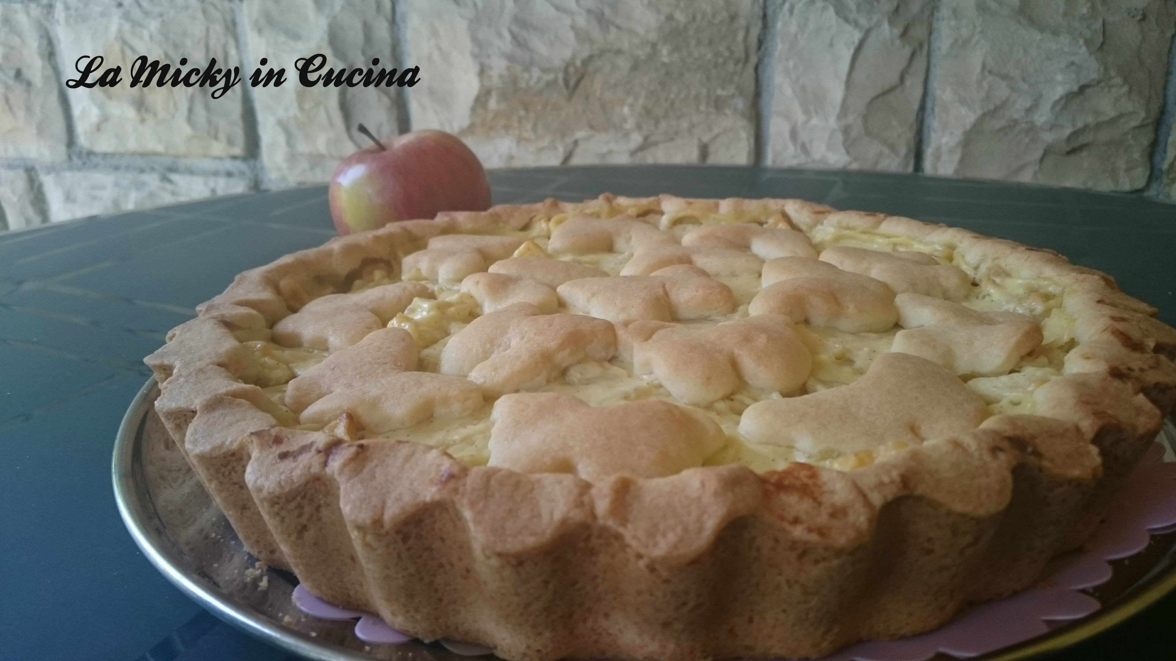 Torta di frolla alle mandorle con crema e mele