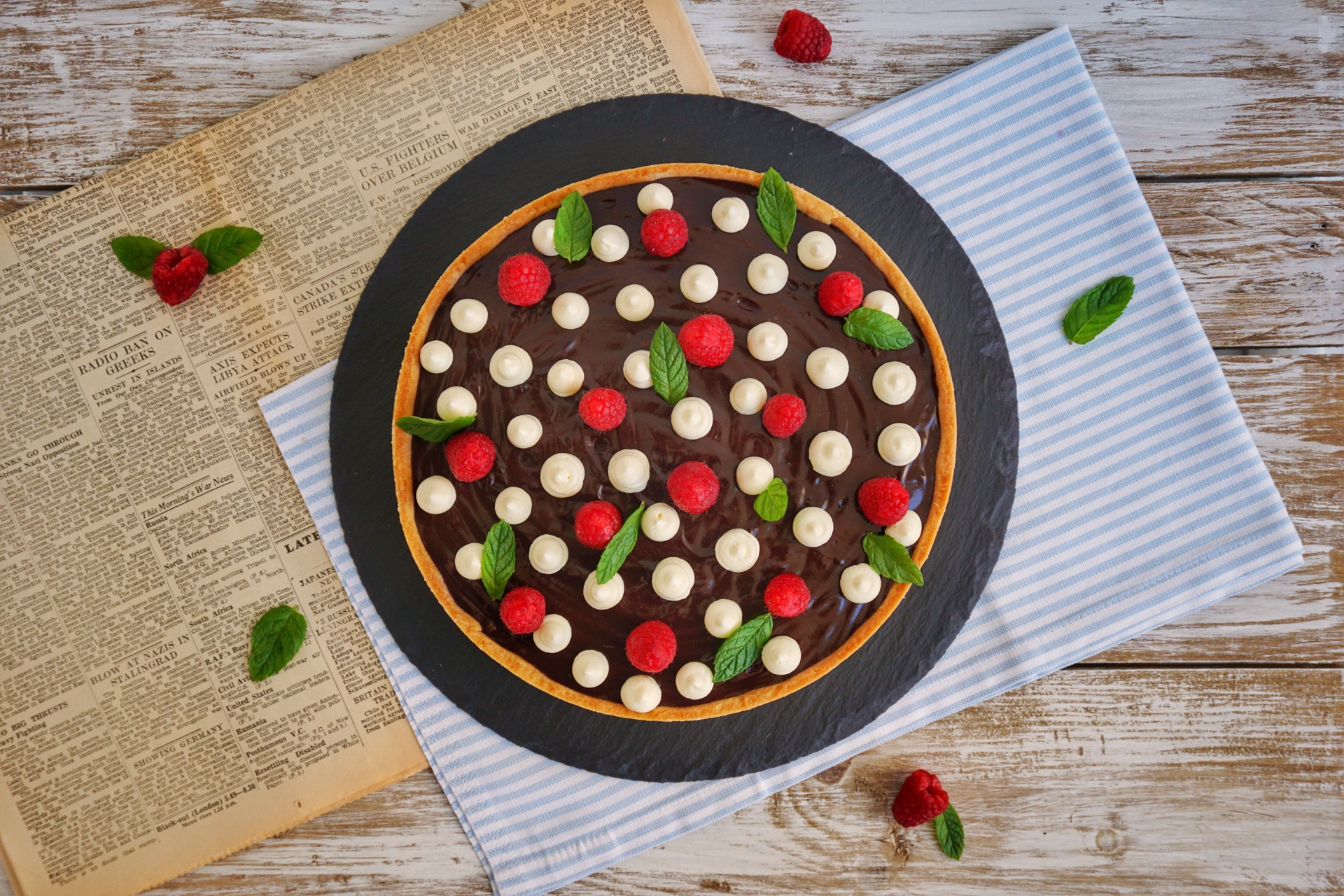 Torta di frolla con frangipane e ganache al cioccolato