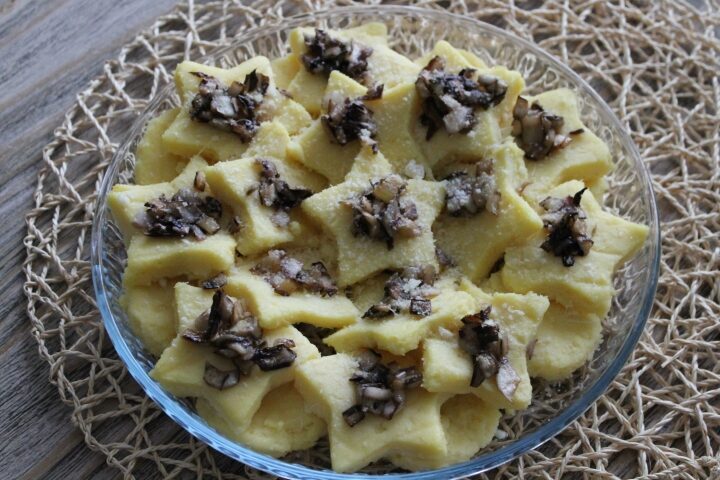 Torta di gnocchi di semolino al radicchio rosso e formaggio