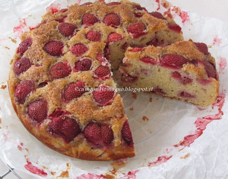 Torta di mais, riso e mandorle con fragole e ricotta (senza glutine)