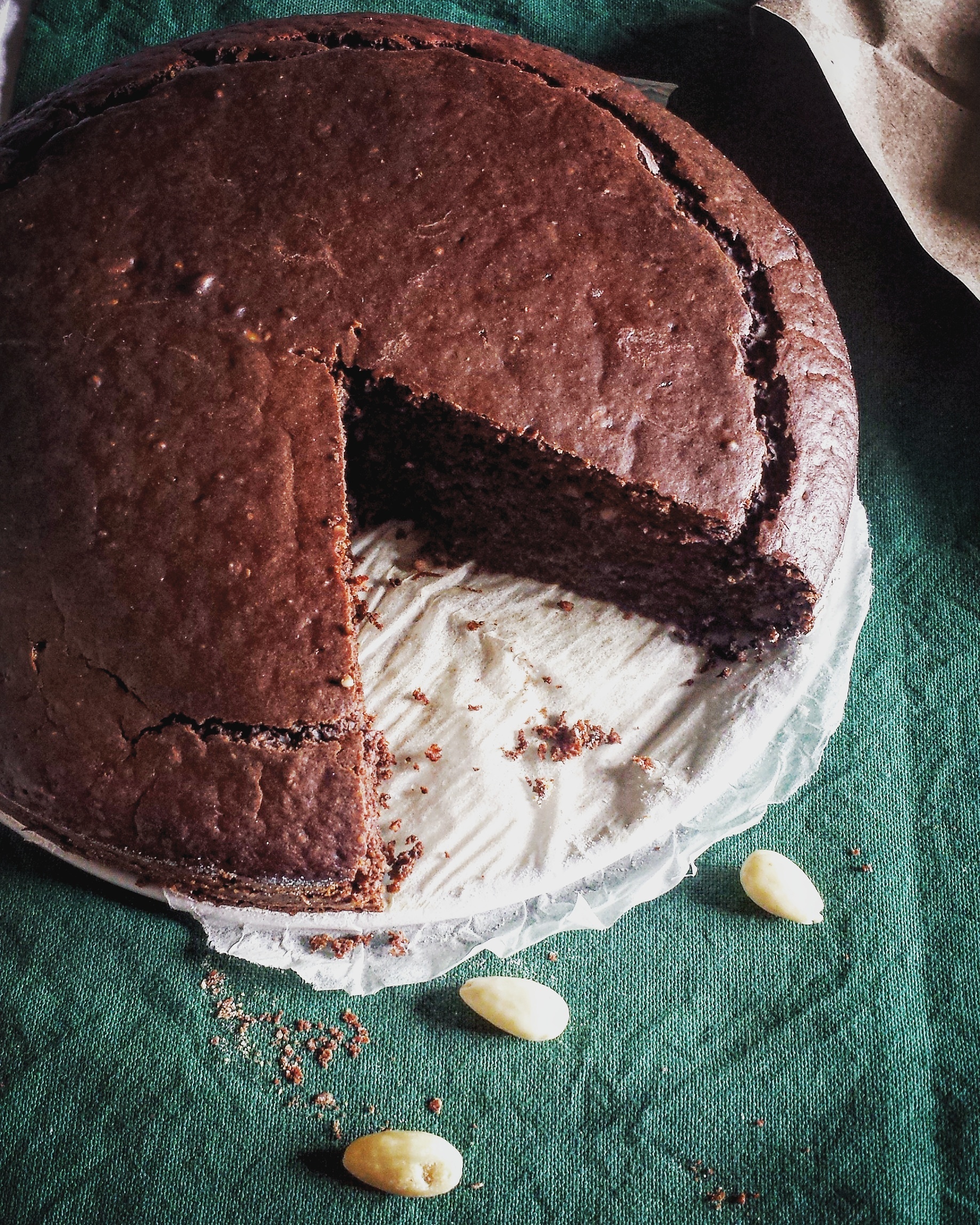 Torta di mandorle al cacao (senza uova e burro), alta e compatta!