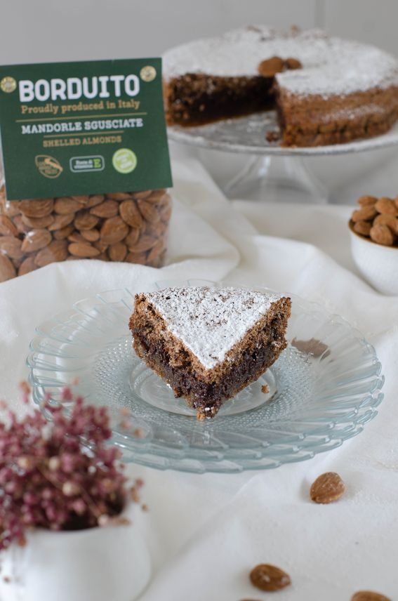 Torta di mandorle e cioccolato senza burro e senza farina 