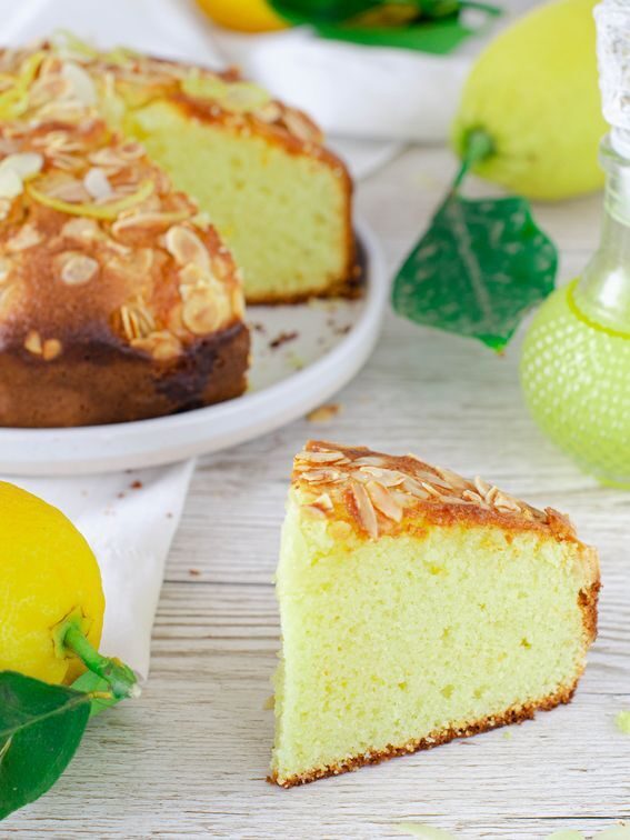 Torta di mandorle e limoni con sciroppo profumato senza lattosio