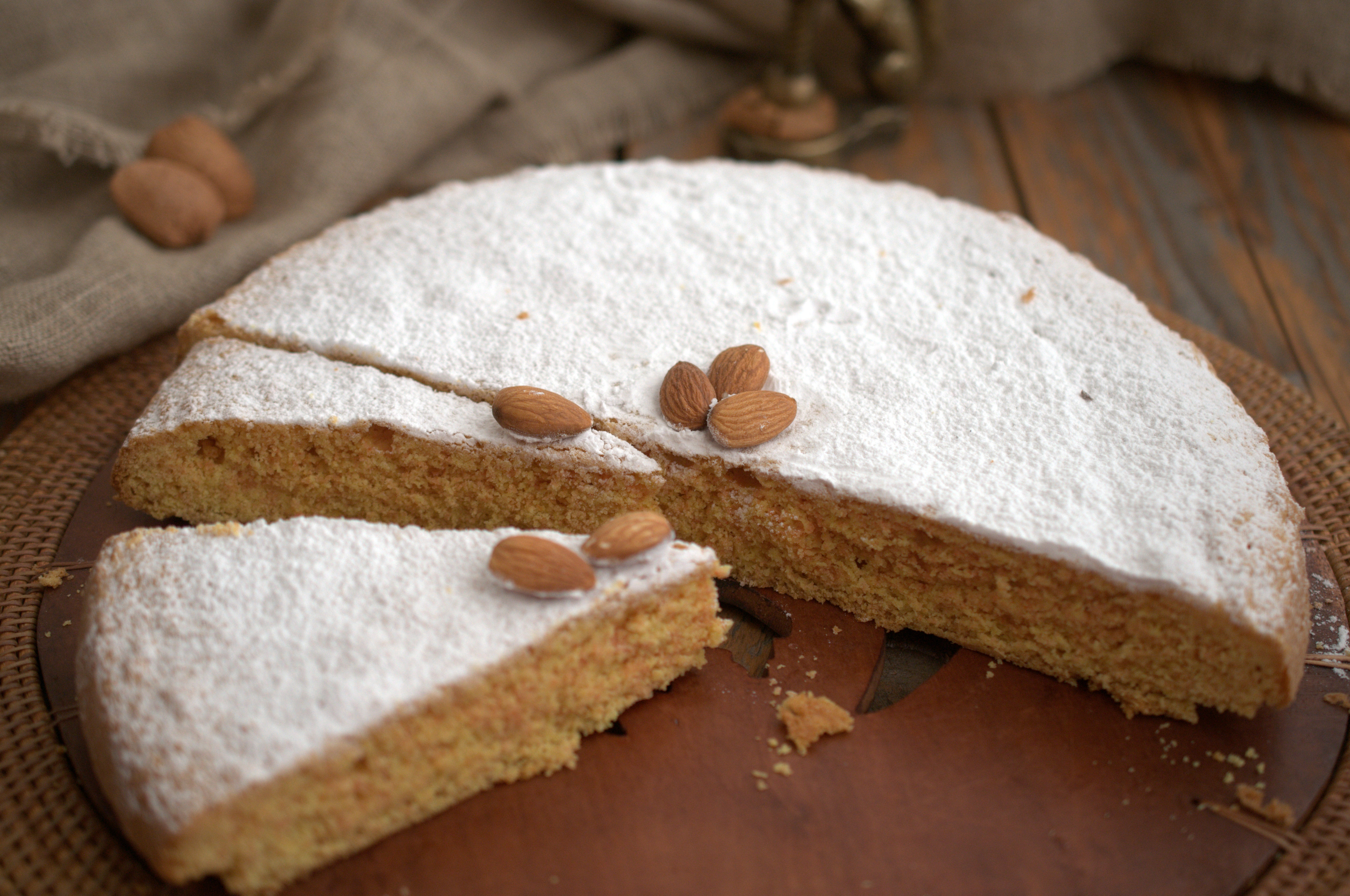 Torta di mandorle soffice con curcuma