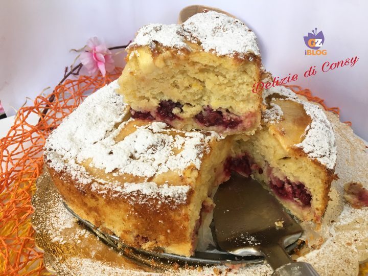 Torta di mela con un cuore di more