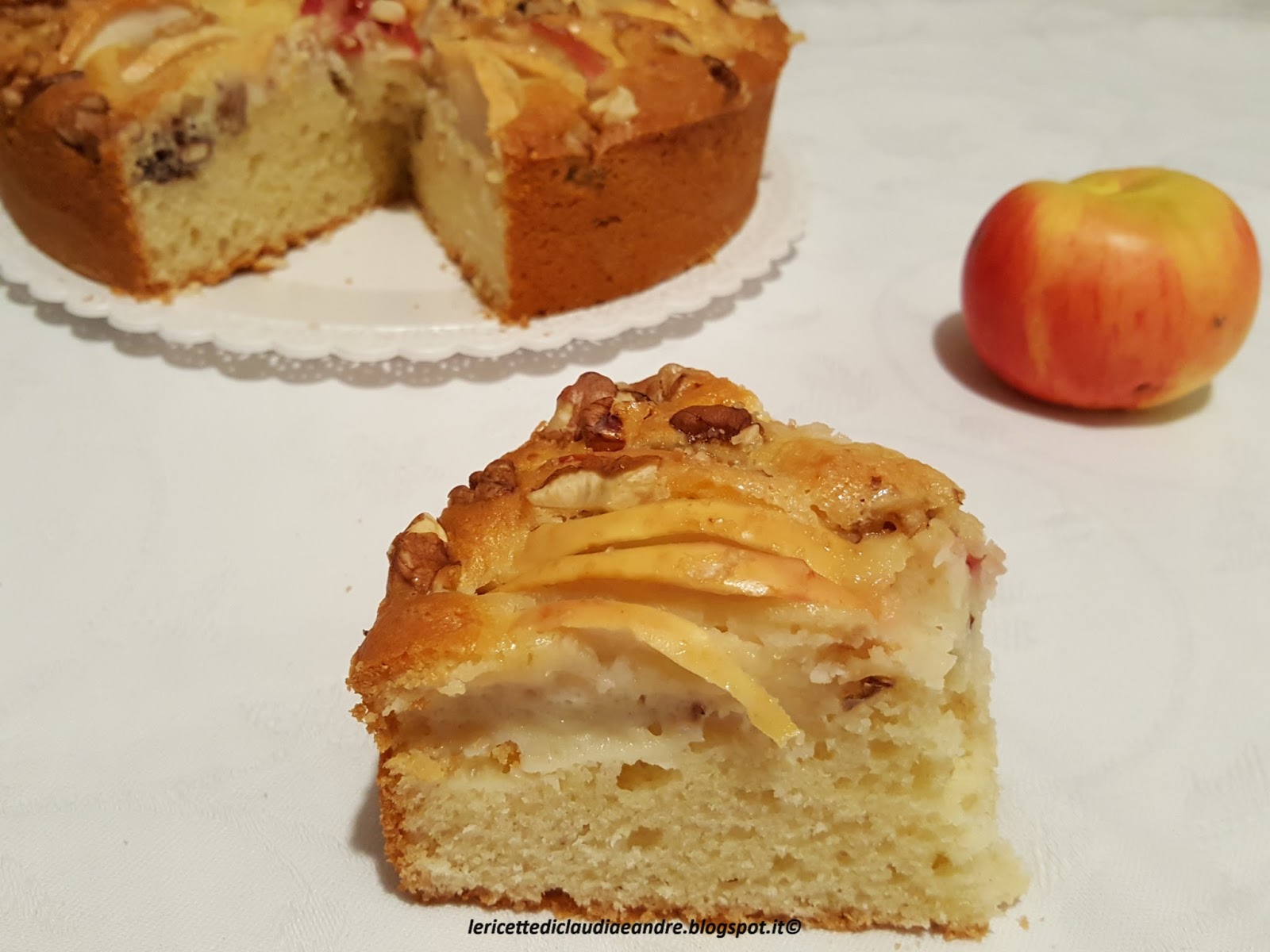 Torta di mele allo yogurt, profumo di limone e noci