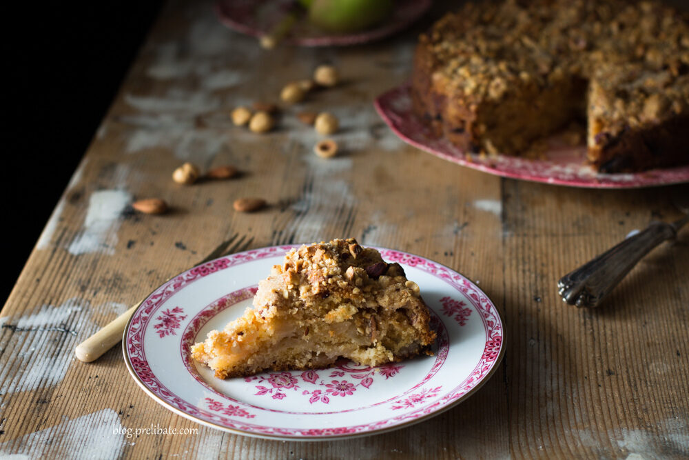 Torta di mele caramellate con frutta secca