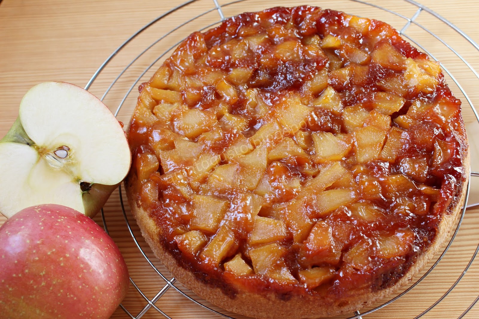 Torta di mele caramellate