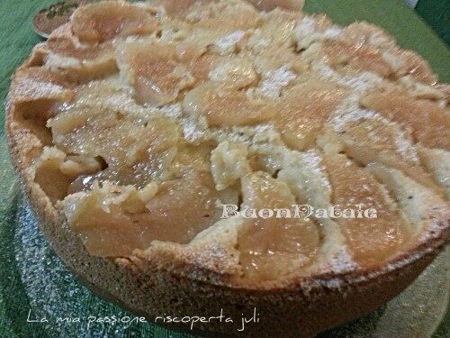Torta di mele con le mandorle e brendy