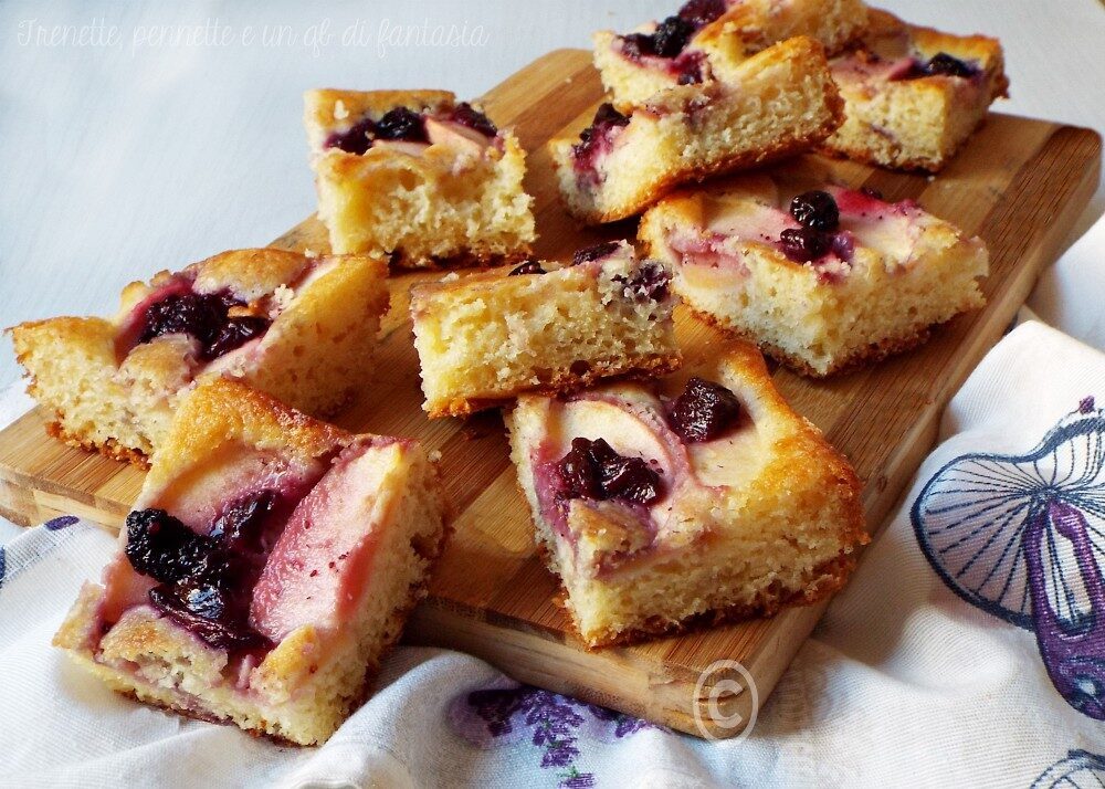 Torta di mele e frutti rossi