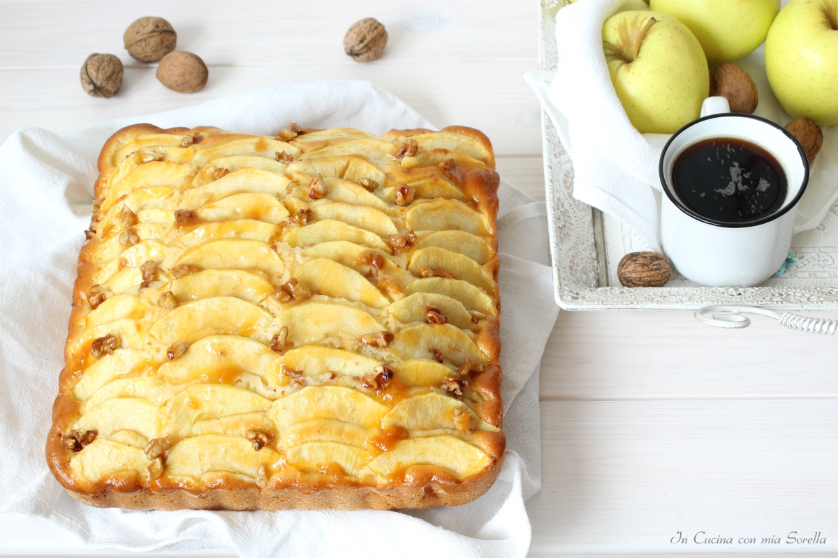 Torta di mele e noci con marmellata