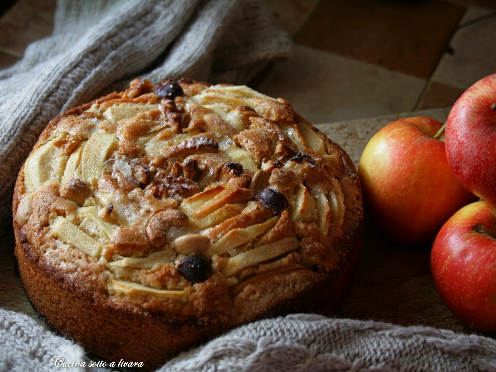 Torta di mele , frutta secca  e cannella