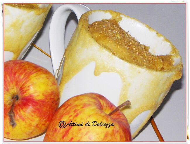 Torta di mele in tazza