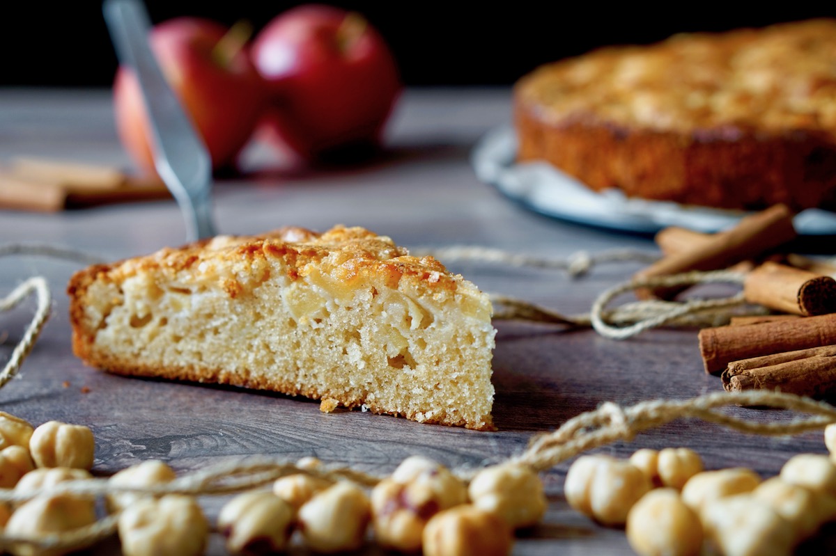 Torta di mele, nocciole e cannella