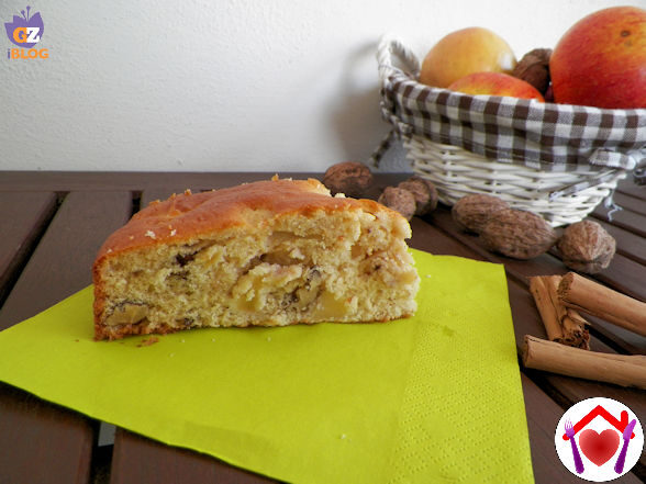 Torta di mele, noci e cannella
