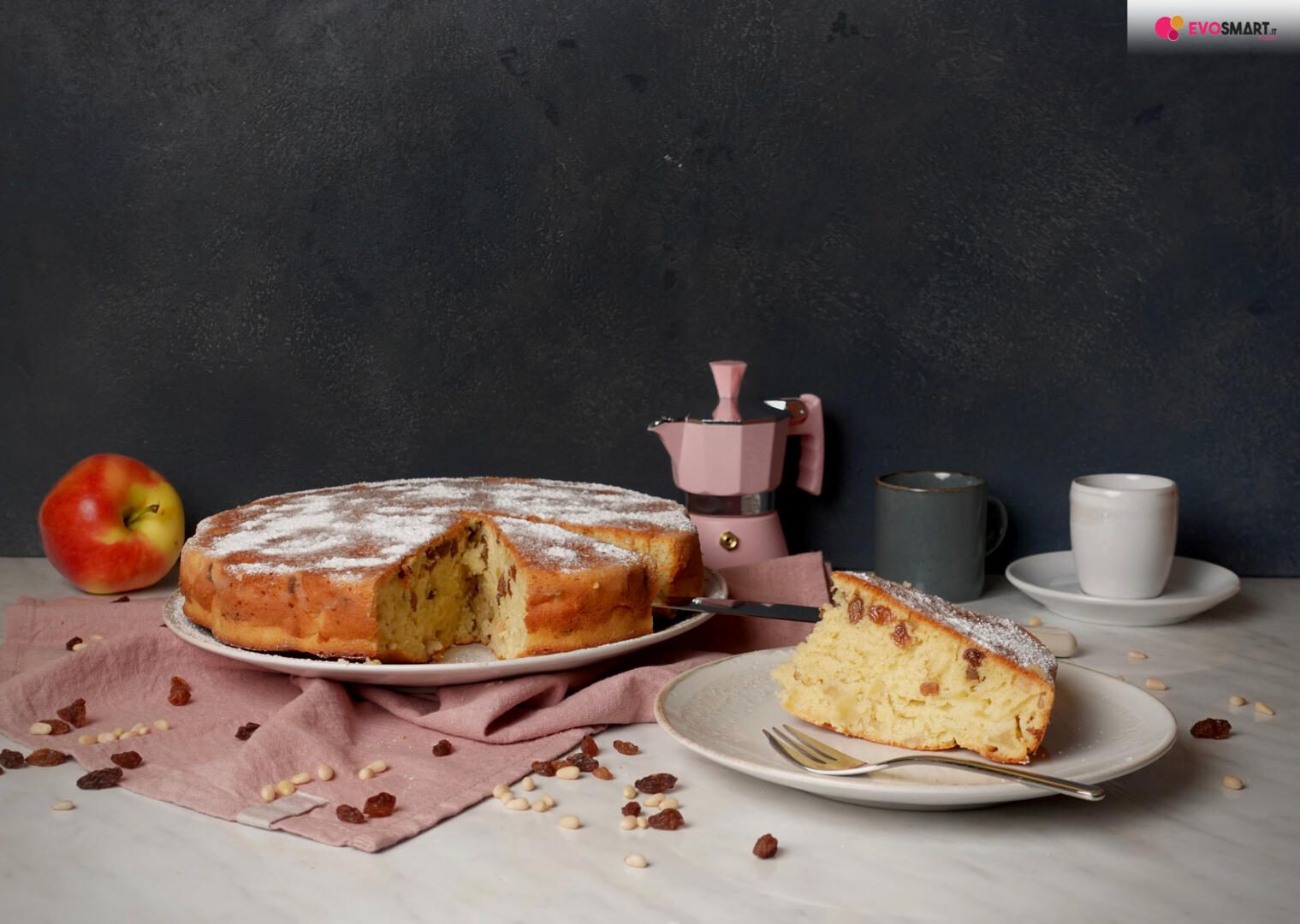 Torta di mele, uva passa e pinoli | Ricetta facile