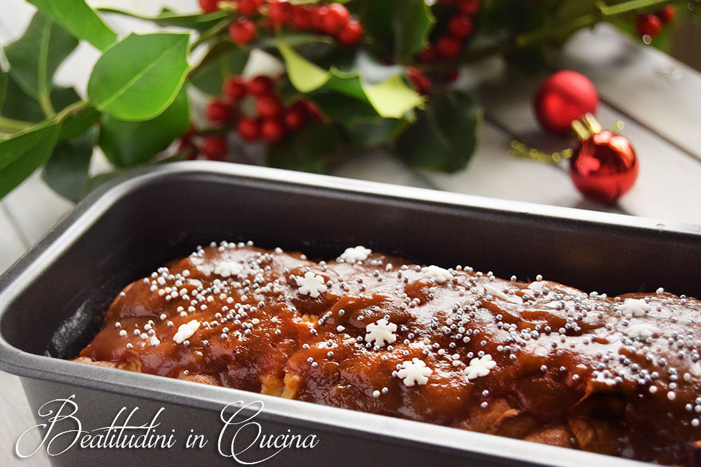 Torta di mele, zenzero e cannella con salsa al caramello