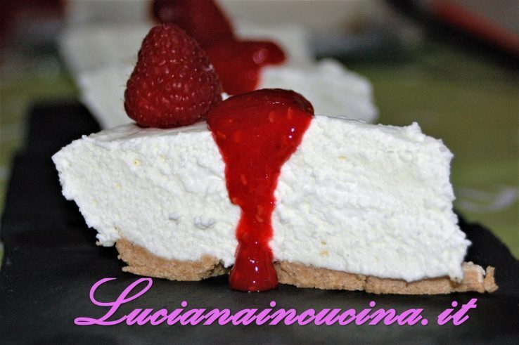Torta di mozzarella di bufala con crema di lamponi