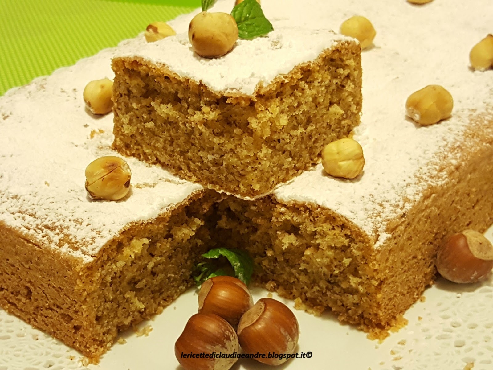 Torta di nocciole soffice, profumata e golosa, al olio