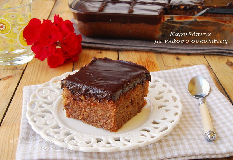 Torta di noci sciroppata con glassa al cioccolato