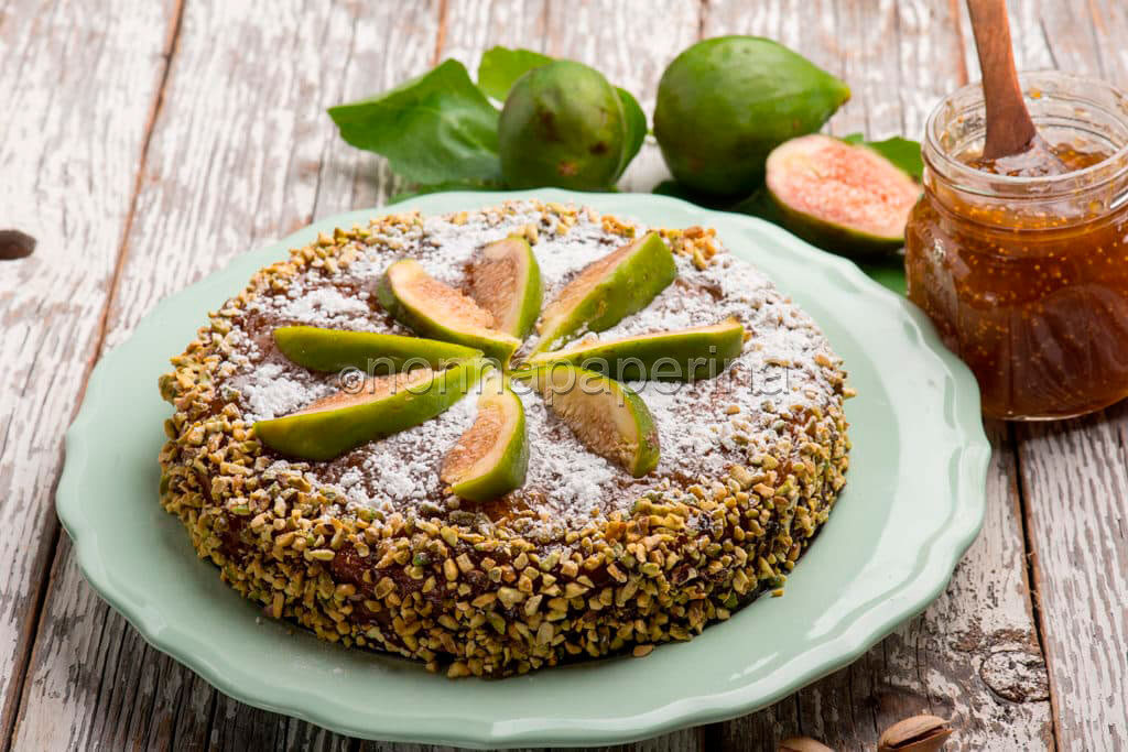 Torta di pan di spagna con fichi e granella di pistacchi