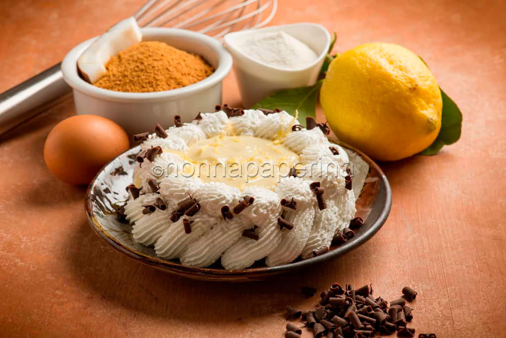 Torta di pan di spagna e crema pasticcera al fonio