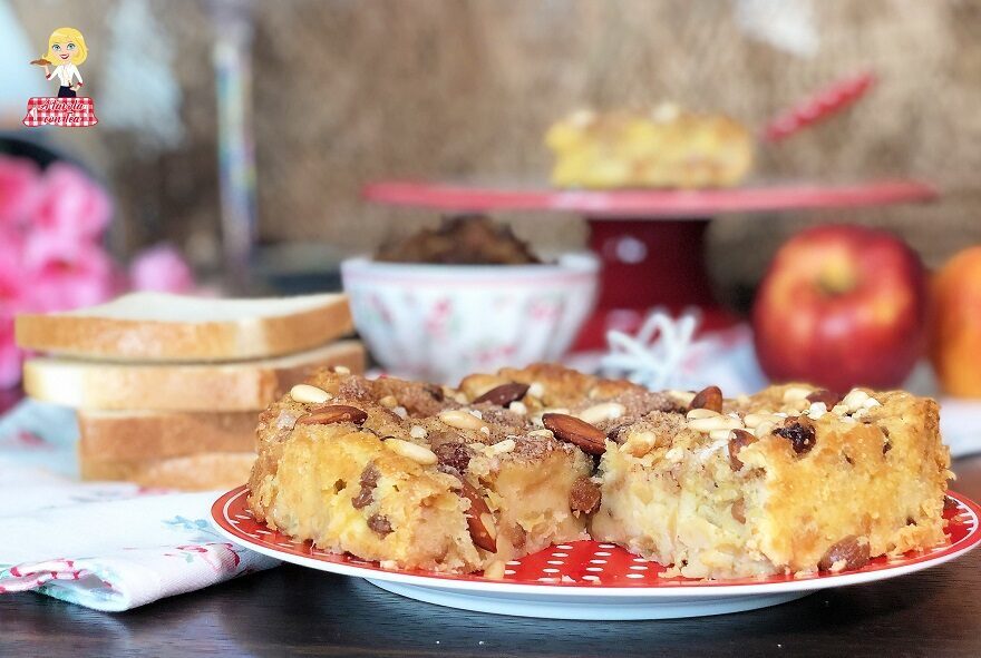 Torta di pane con mele uvetta e mandorle