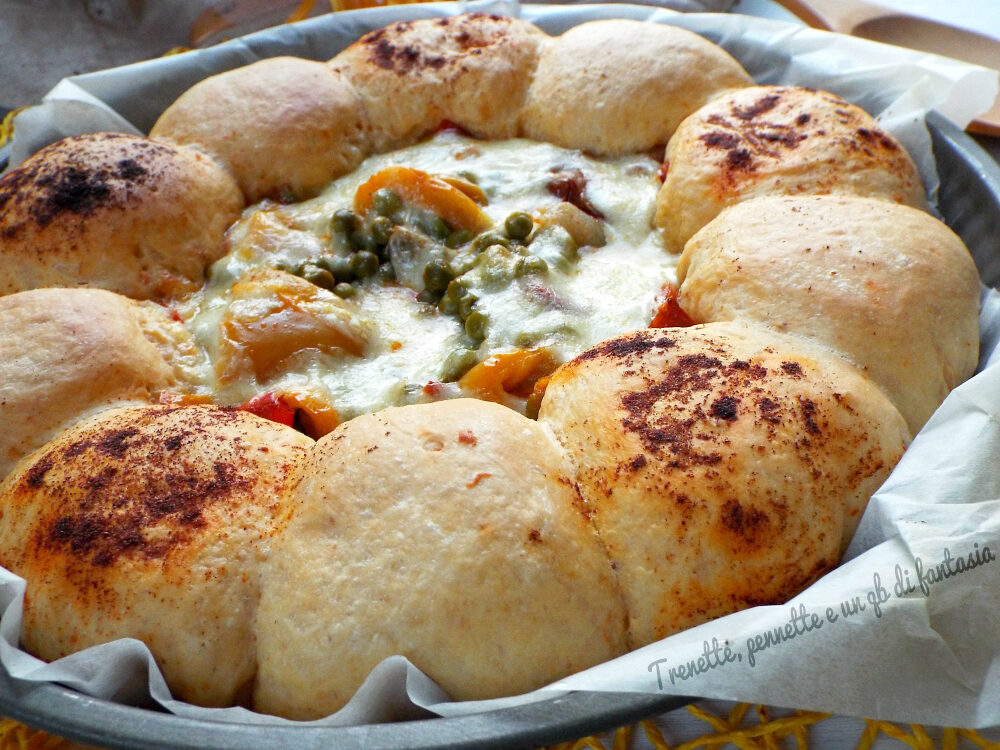 Torta di pane piccante con peperoni e piselli