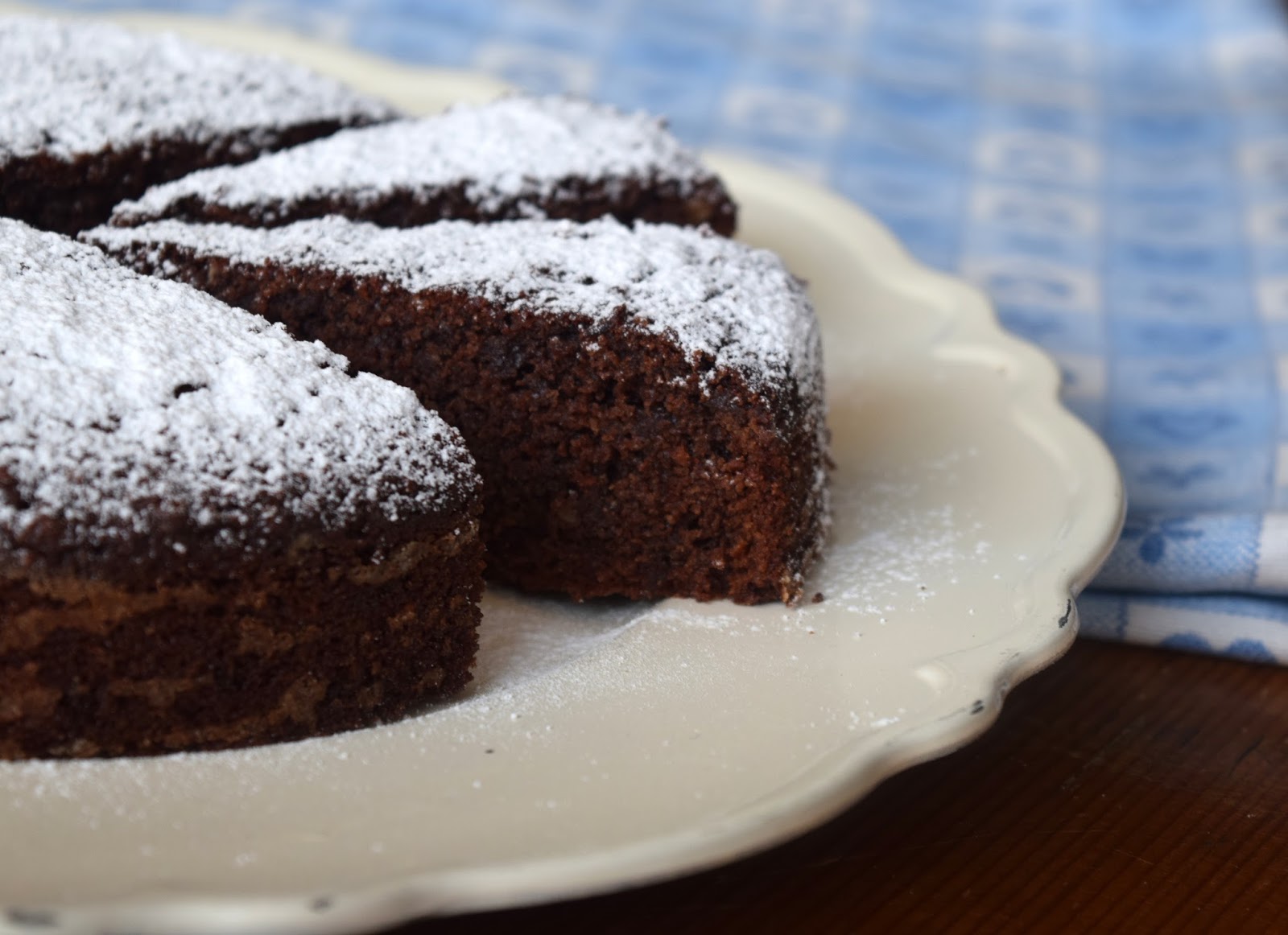 Torta di pangrattato al cioccolato, caffè e amaretti