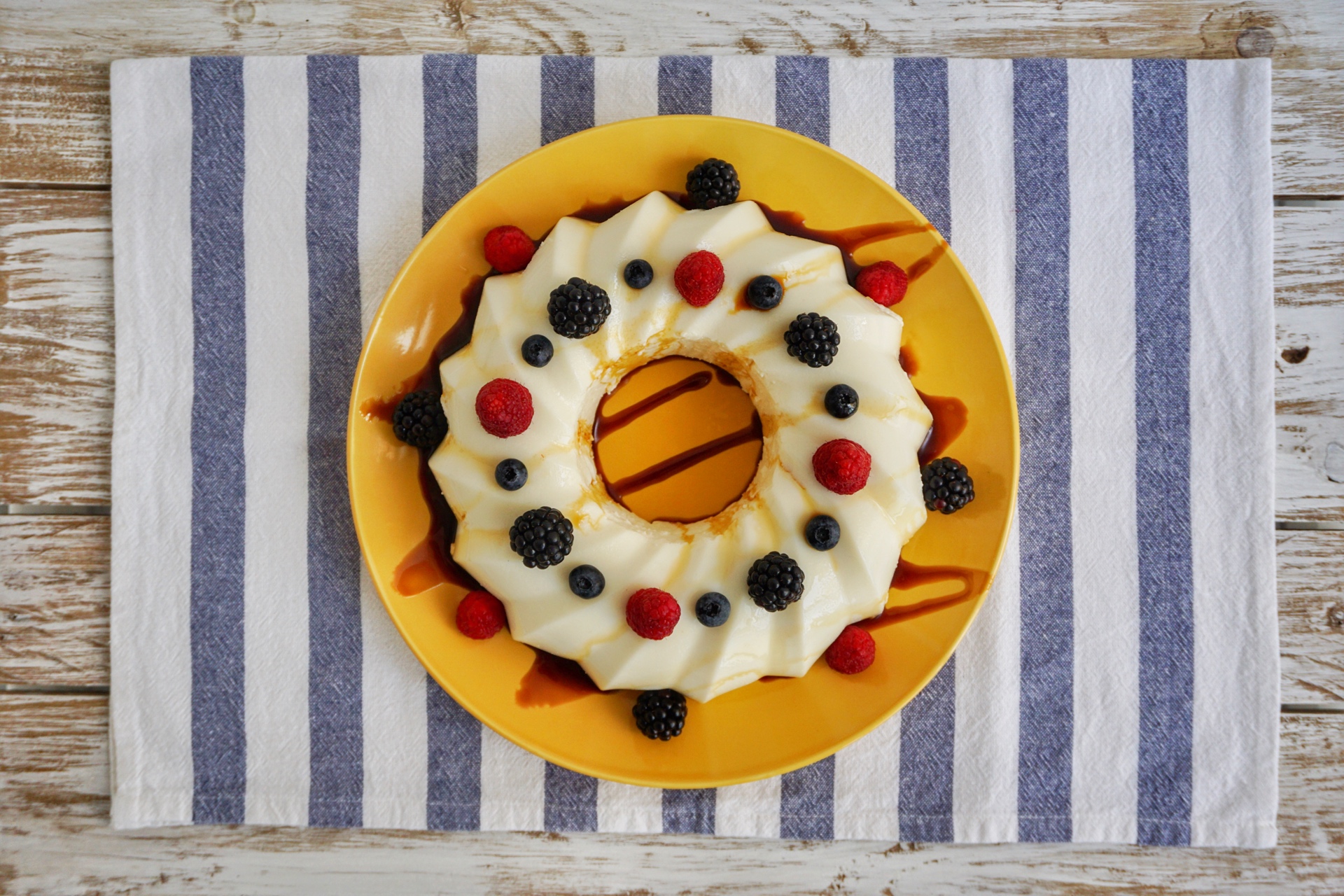 Torta di panna cotta al caramello e frutti rossi