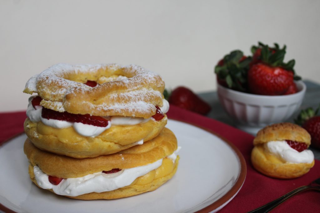 Torta di pasta choux con crema all’arancia e fragole