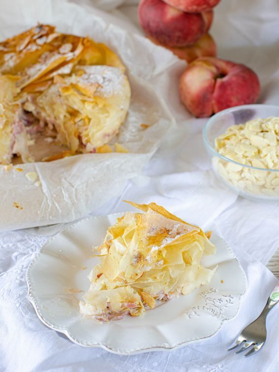 Torta di pasta fillo con pesche e formaggio morbido