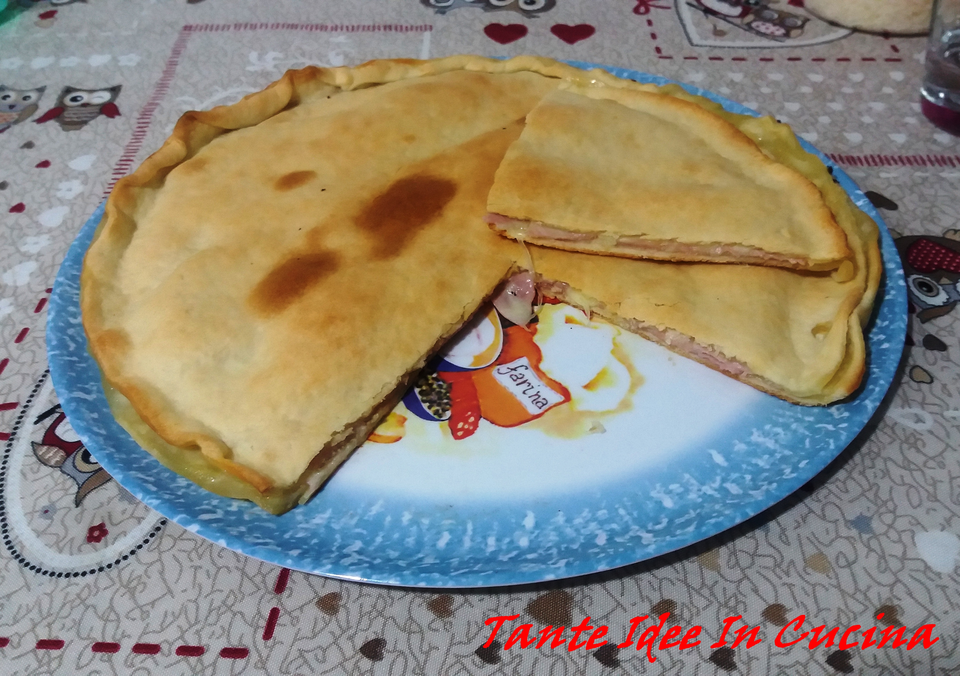 Torta di pasta sfoglia con cotto e mozzarella