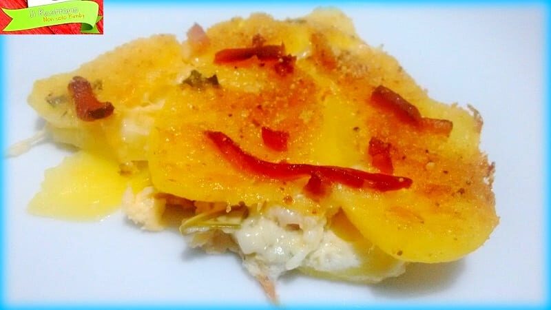 Torta di patate a fette con formaggio e speck