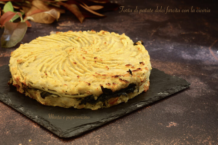 Torta di patate dolci farcita con la cicoria