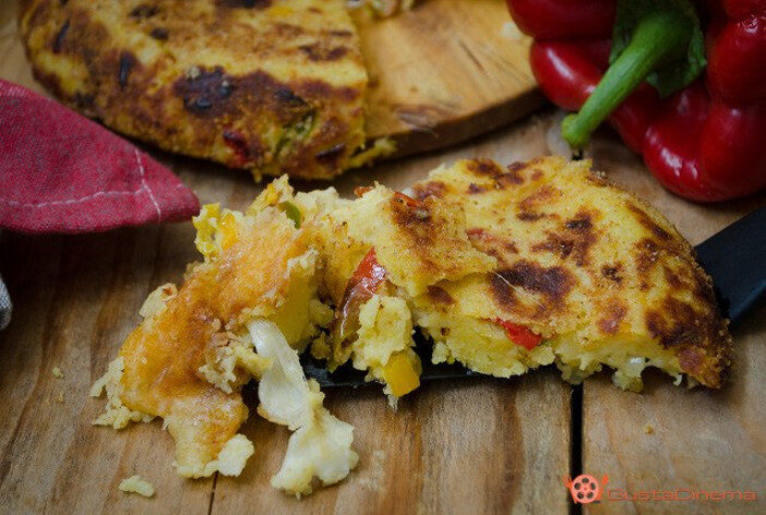 Torta di patate e peperoni con scamorza filante in padella