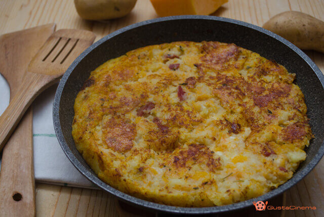 Torta di patate e zucca senza uova in padella