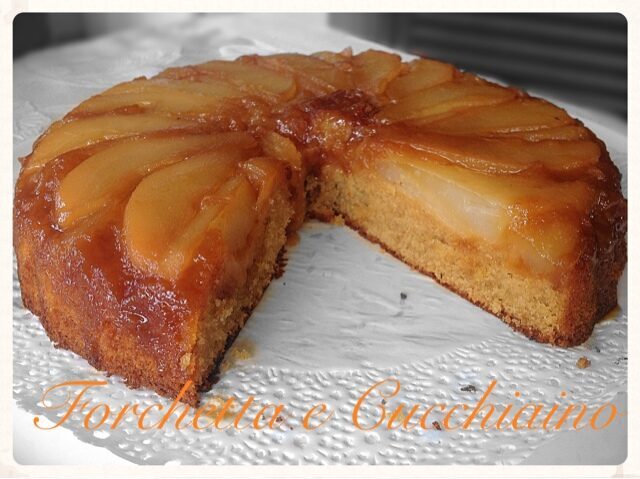 Torta di pere rovesciata con salsa al caramello