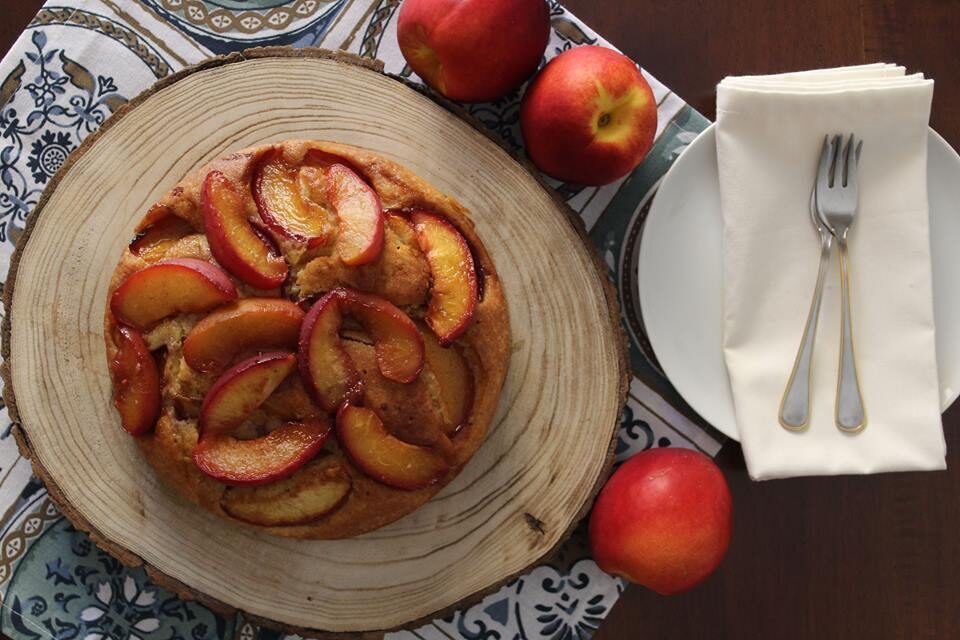 Torta di pesche caramellate con gelato