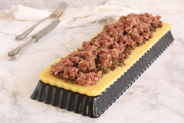 Torta di polenta con lenticchie e cotechino