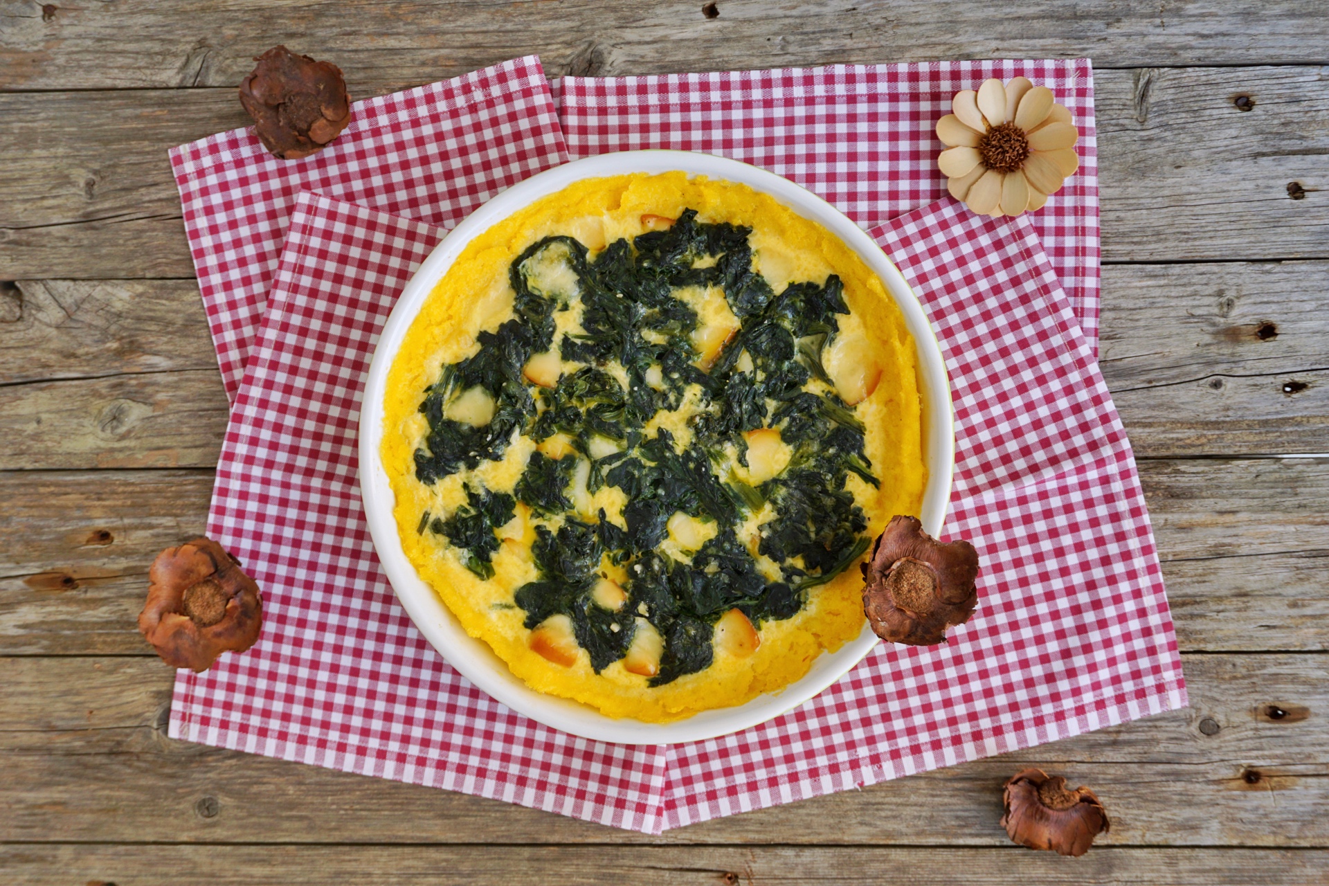 Torta di polenta con spinaci e scamorza affumicata