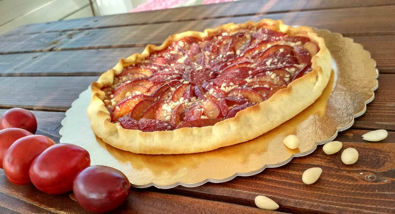 Torta di prugne e mandorle