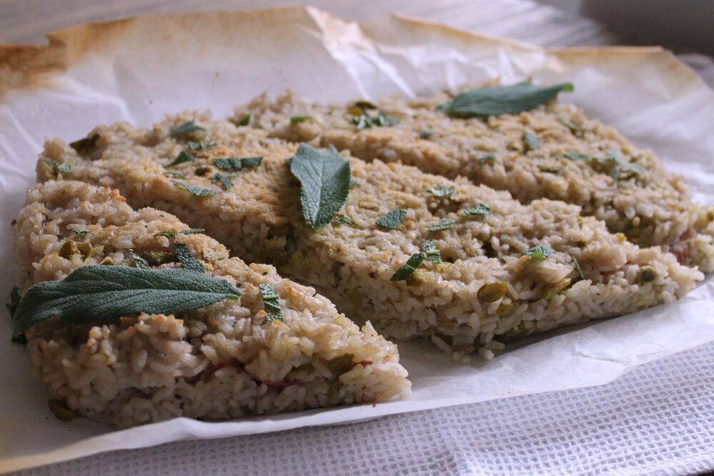 Torta di riso con fave e cotto