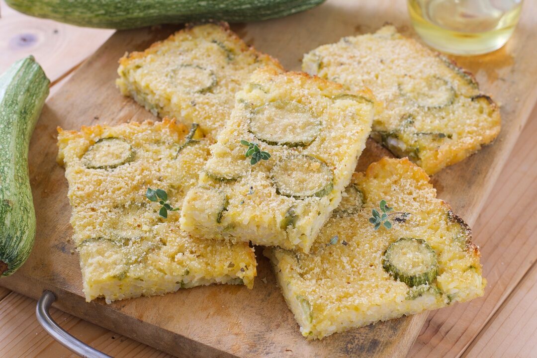 Torta di riso e zucchine salata